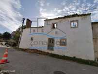Moradia com dois pisos, casa de R/c e terreno, localizados em Penuz...