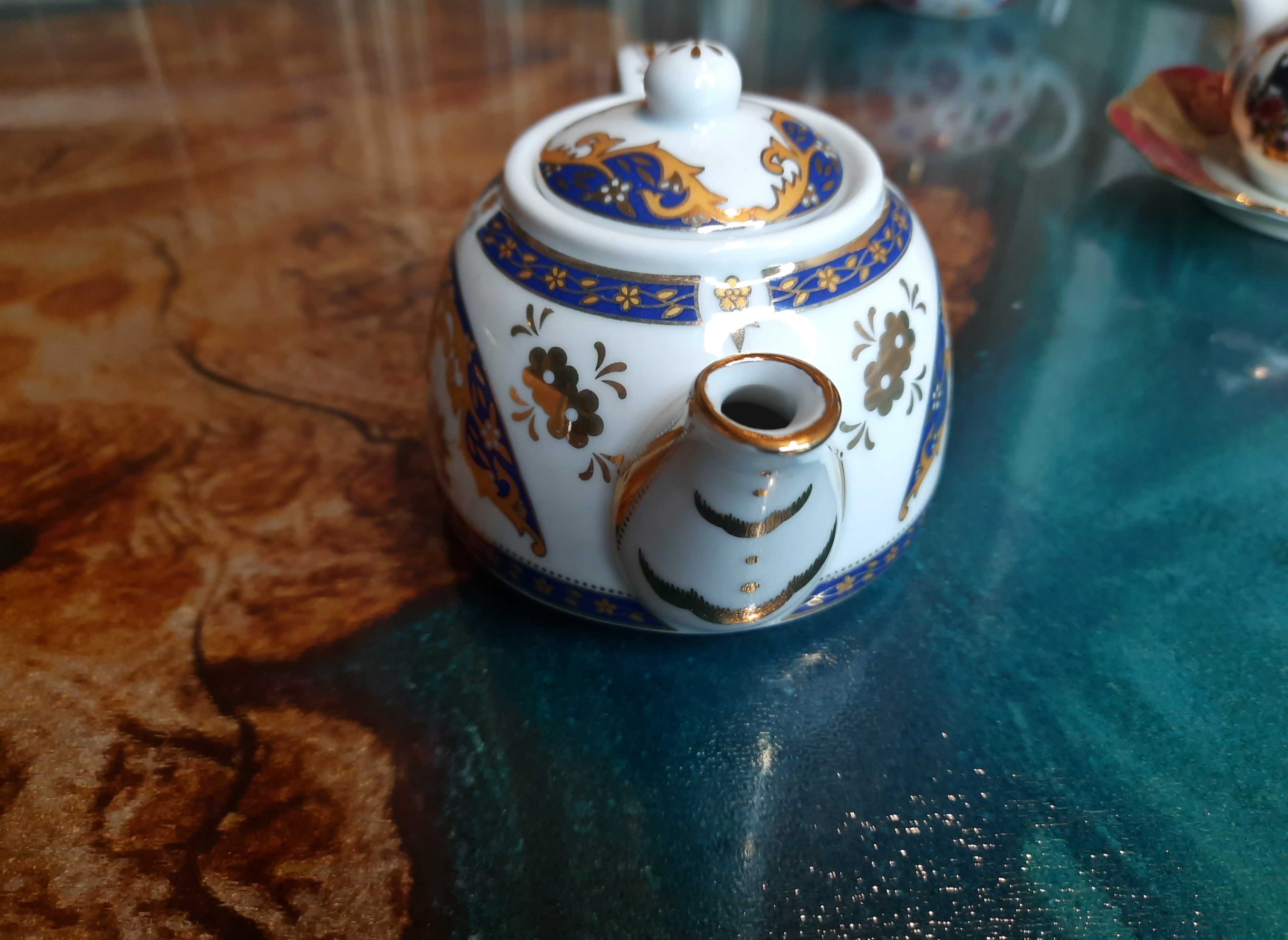 Мініатюрний фарфоровий чайник.Франція.