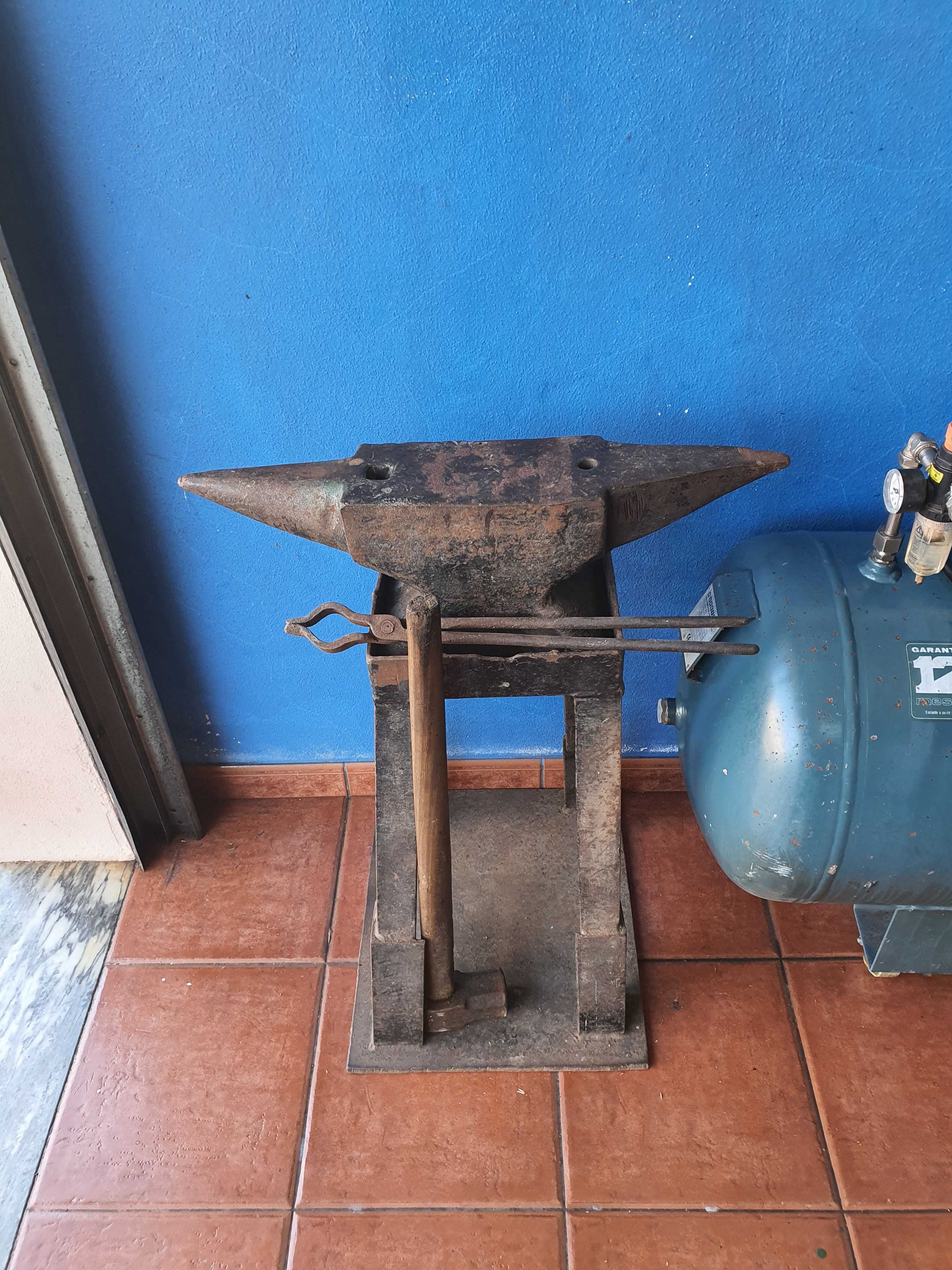 Torno mecânico trifásico/mono, com acessórios.