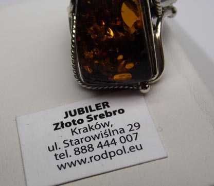 Srebrny pierścionek z bursztynem R.13.