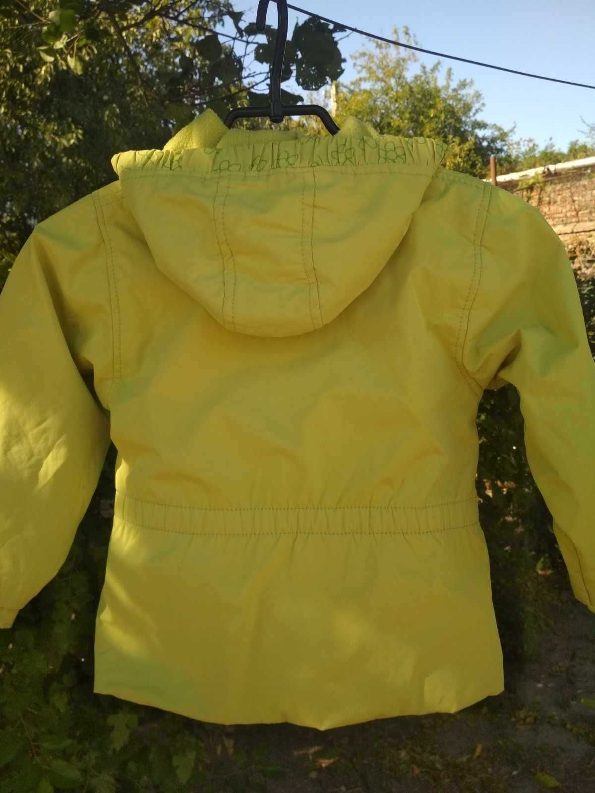 Ветровка-куртка с капюшоном на девочку4-6 лет р.110,цвет-лимоно-желтый