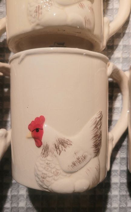 Zestaw ceramicznych kubków kura