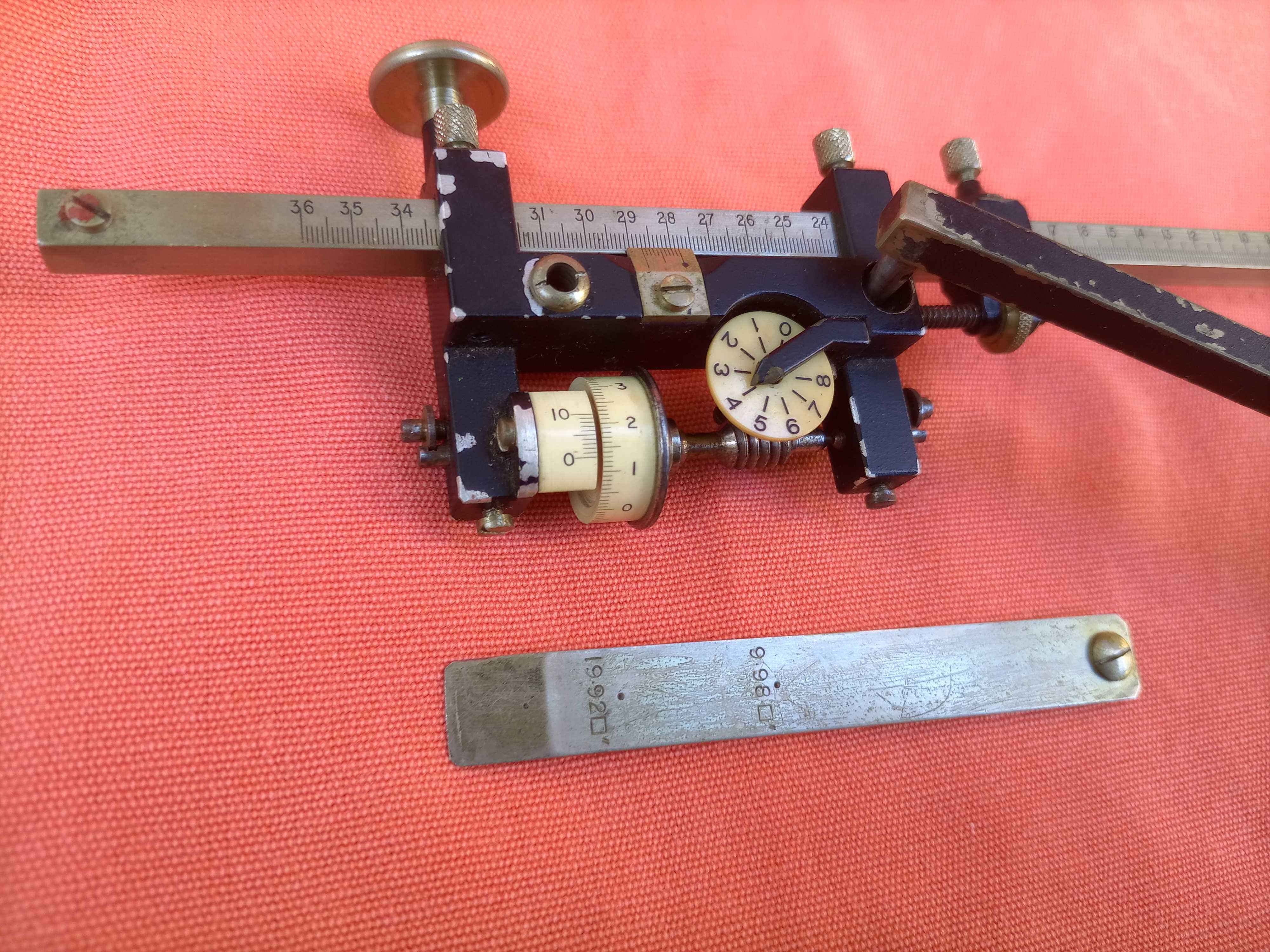 Planimetro compasso mecânico antigo de arquiteto em caixa de origem