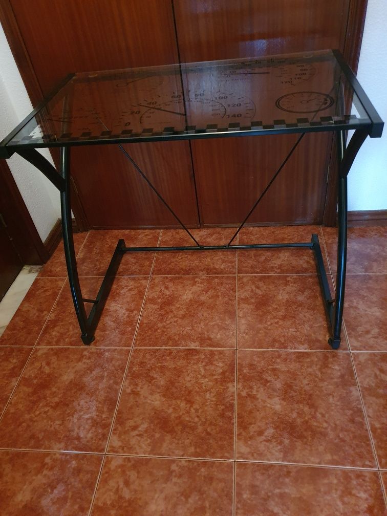 Mesa com tampo de vidro e  com banco