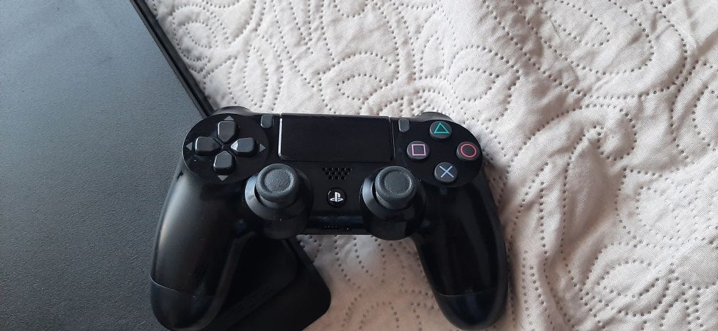 Продам Playstation 4 Slim