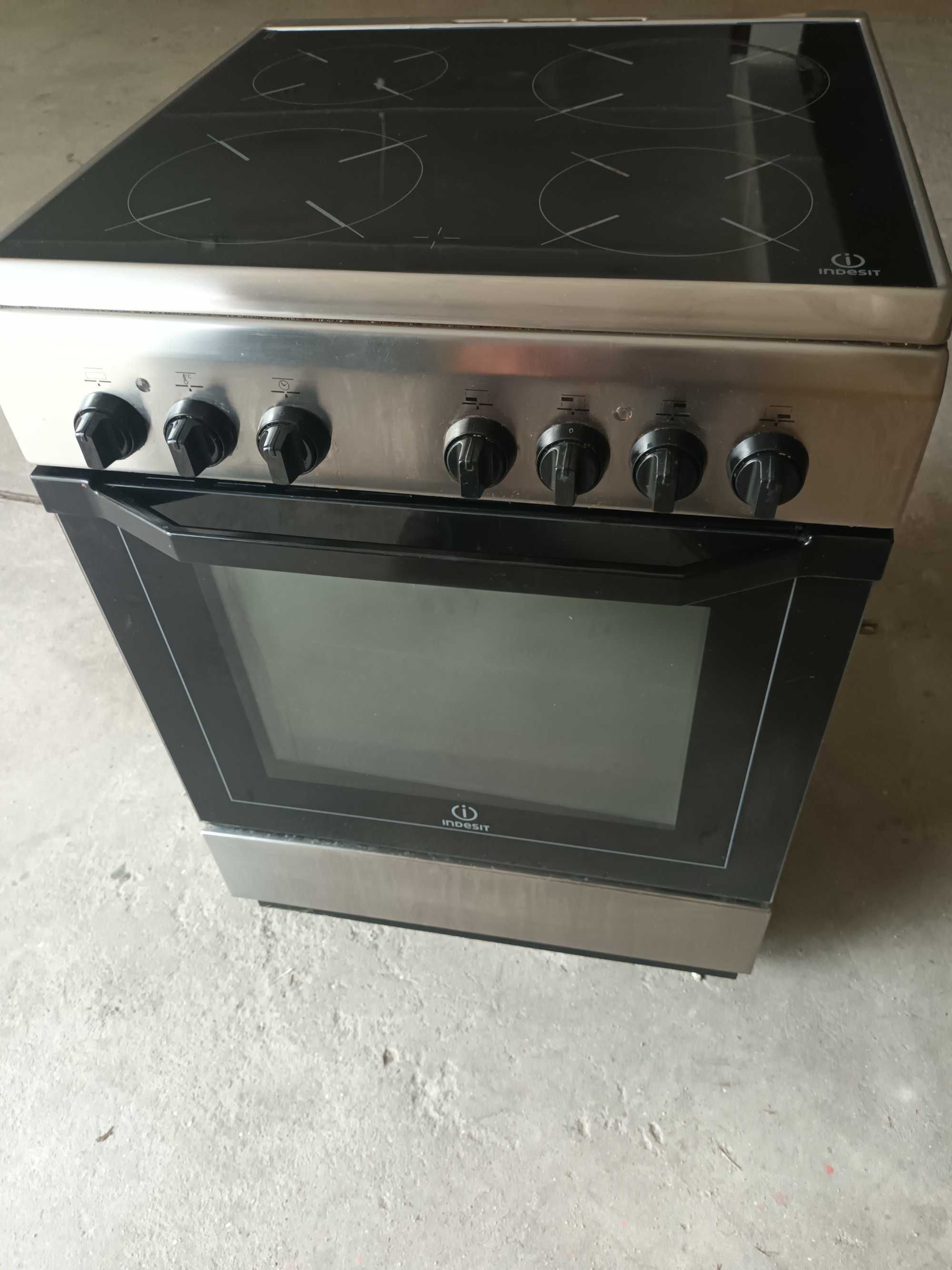 Fogão elétrico, placa vitrocerâmica, INDESIT, com 4 zonas, forno+grill