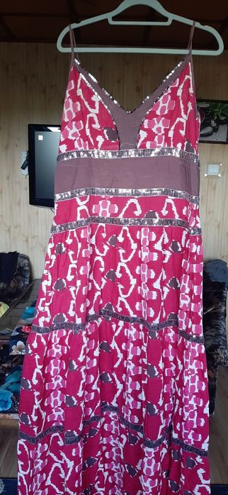 Śliczna dluga sukienka z cekinami blyszczaca