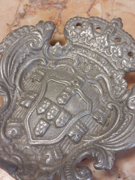 Brasão em alumínio da monarquia 

A levantar em Lisboa, Graça