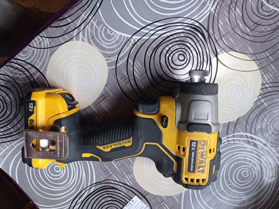 Шурупокрут Dewalt DCF801