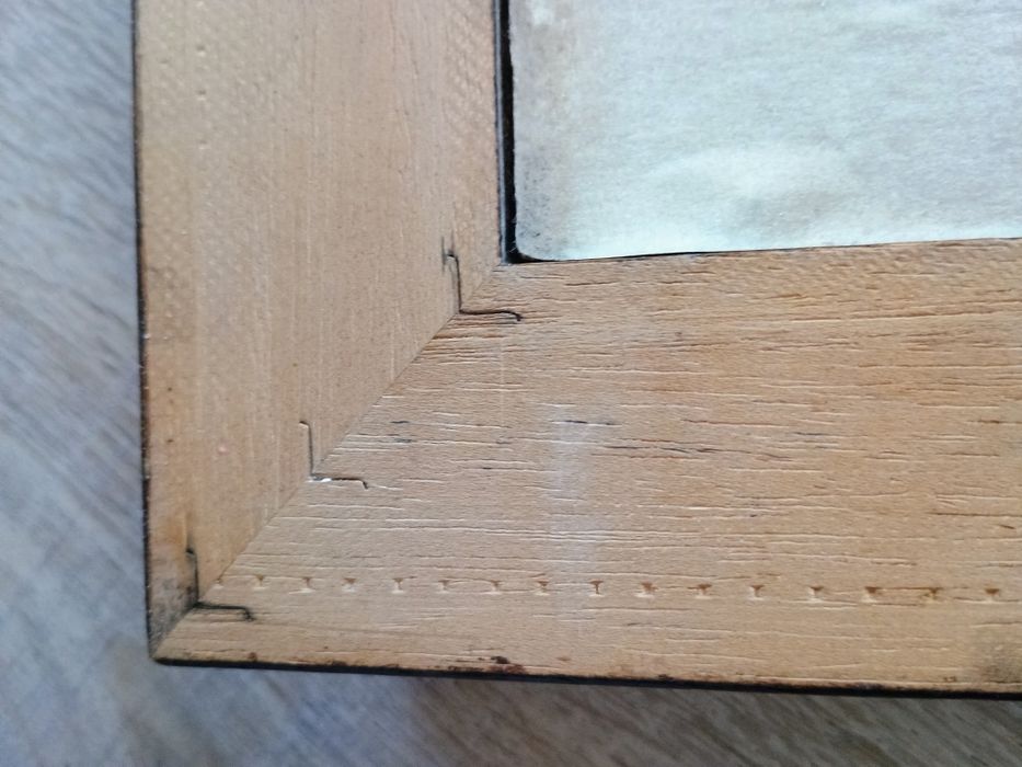 Lustro z drewnianą ramą i faza lustra