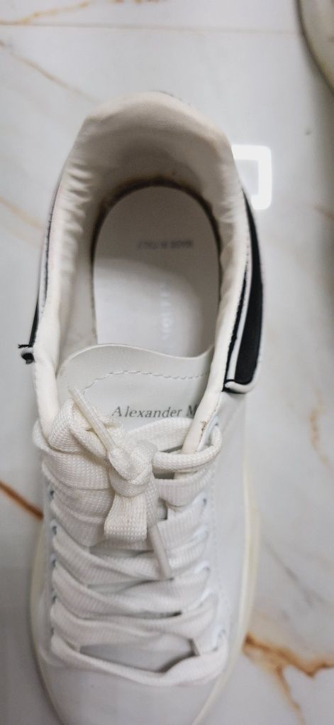 Alexander McQueen Sportowe buty damskie biało czarne snaekersy