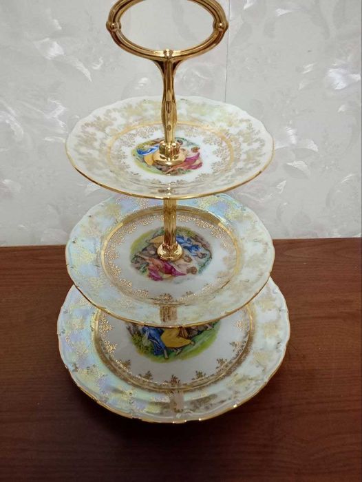 Этажерка (Горка) из трёх тарелок (3 яруса). Новая. Мадонна. Фарфор.