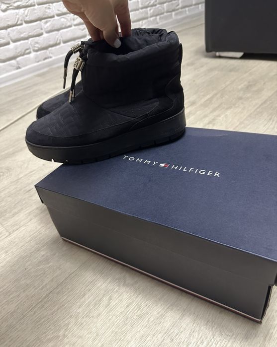 Tommy Hilfiger чорні дутіки уггі чоботи