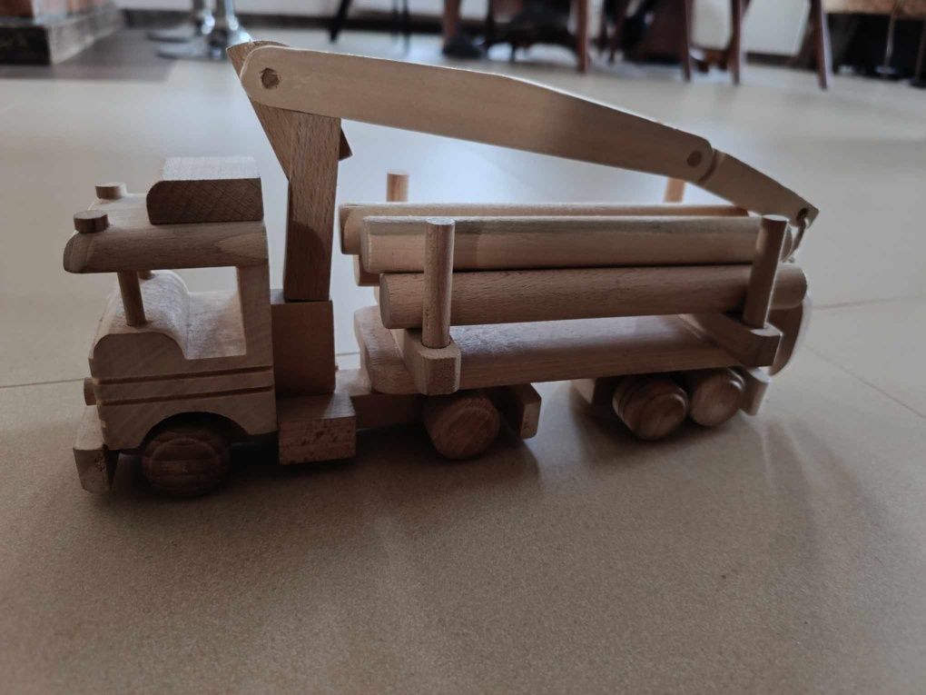 Zabawka drewniana samochód