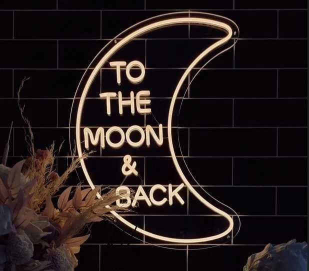 To the Moon & Back napis neon ledon Na skraju raju wesele ślub