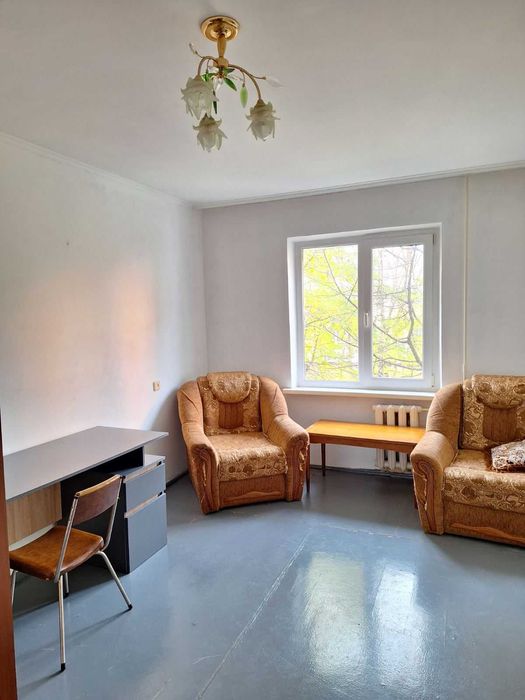 2кімнатна  квартира, середній поверх. a