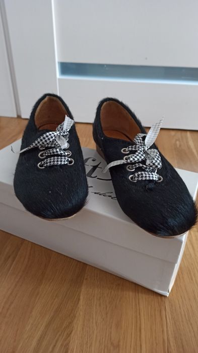 Półbuty czarne wiązane marki Loft37 w rozmiarze 37.