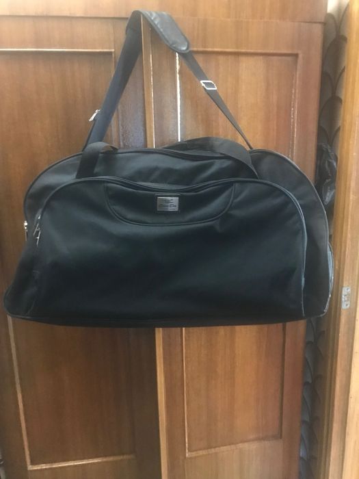 Велика дорожно сумка на двох колесах.