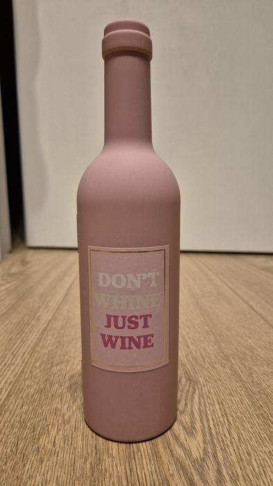 Zestaw akcesoria do wina w różowym etui w kształcie butelki