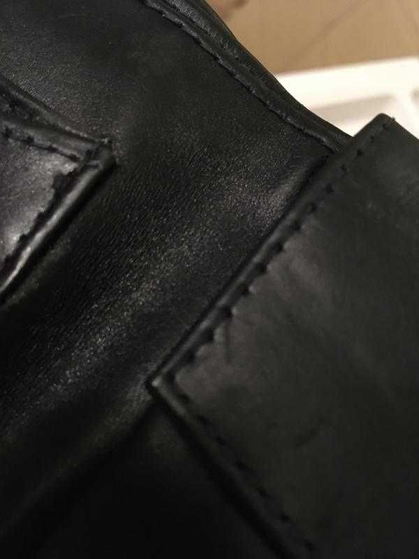 чёрный кожаный кошелек с монтницей