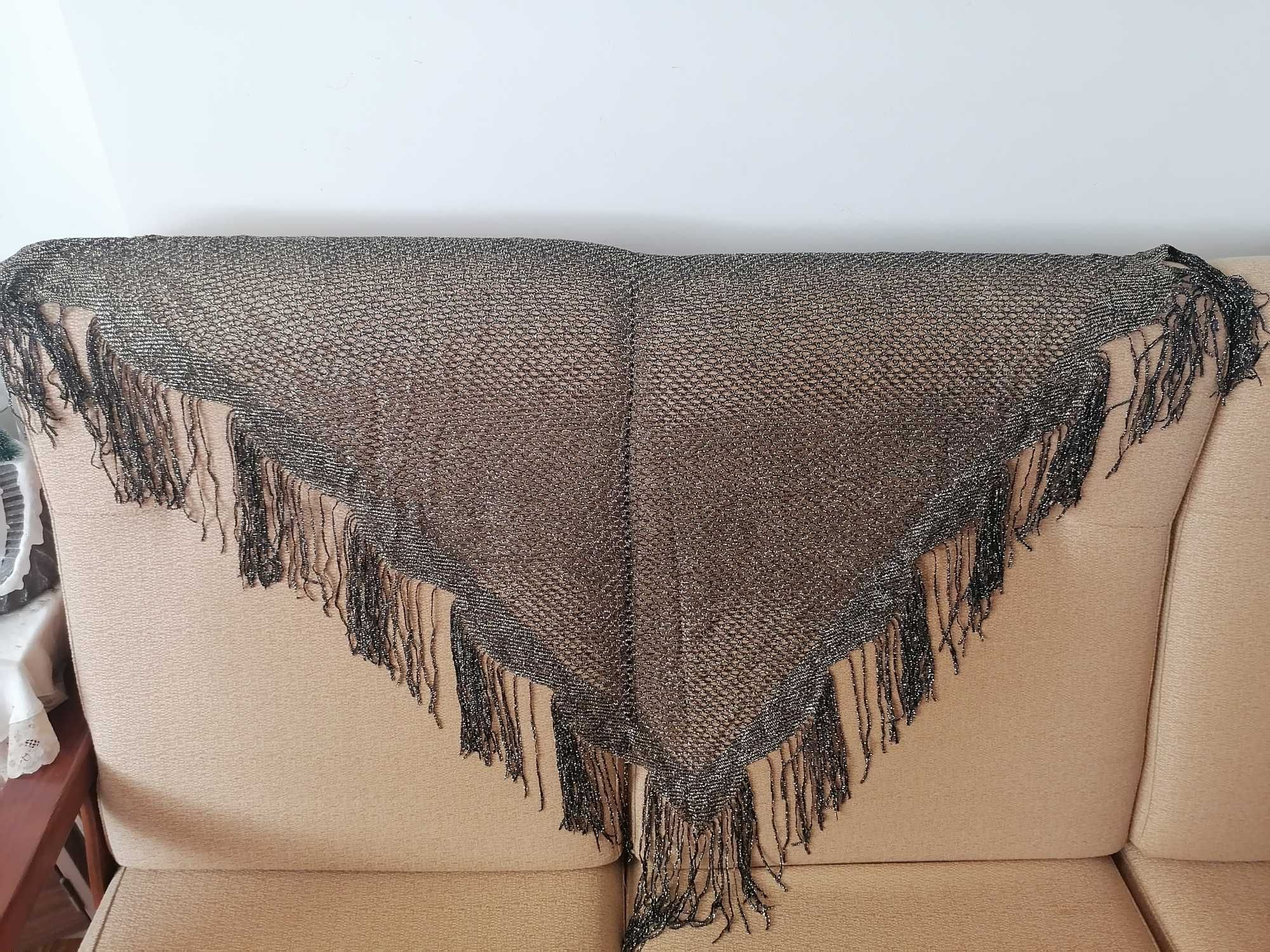 Xailes dourados: um em preto e dourado e outro em dourado