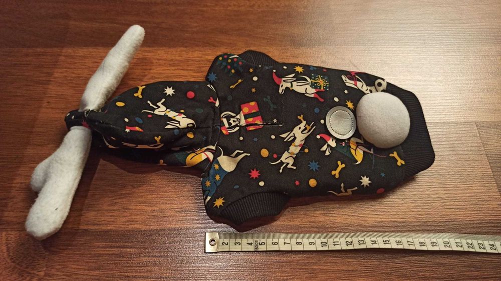 NA CEL CHARYTATYWNY Ubranko dla psa. Bluza renifer. Długość 20 cm