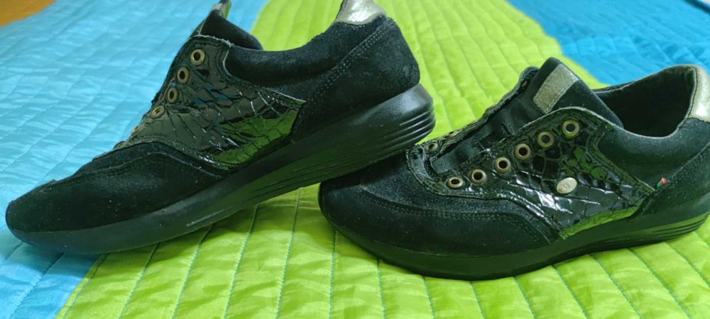 Sapatilhas em pele tam. 36 em bom estado