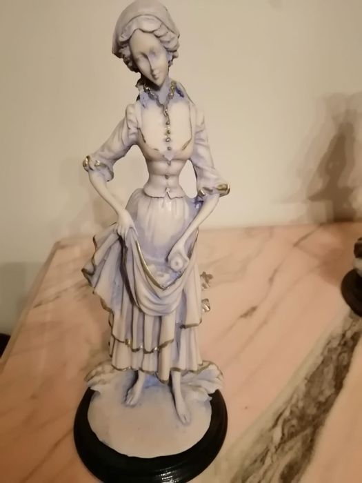 Várias estatuetas de senhoras em Marfinite