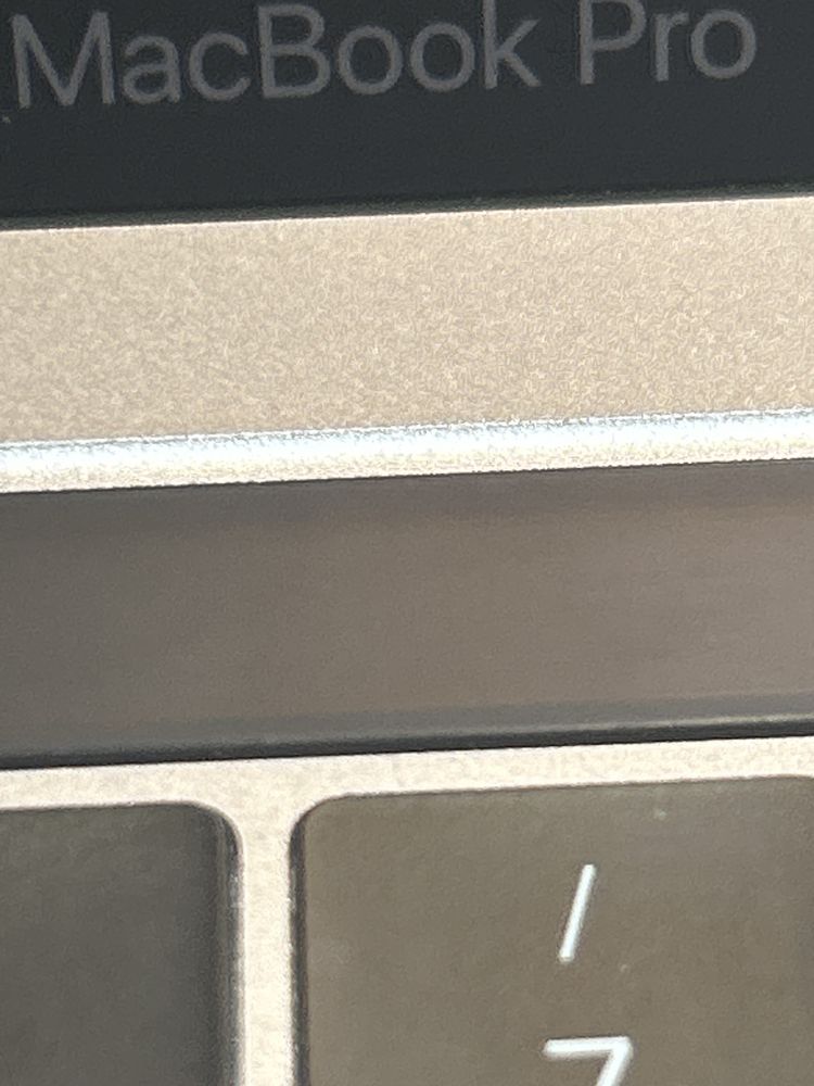 Macbook pro 2018 z paskiem dotykowym