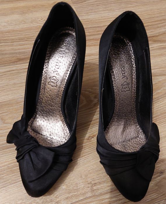 Buty na wysokim obcasie, czarne szpilki