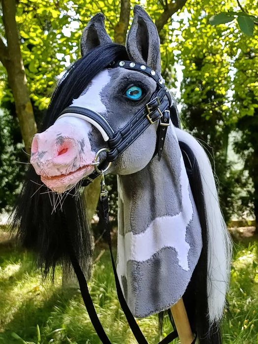 Realistyczny konik Hobby Horse A4 ze sprzętem realistyk pinto