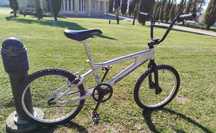 Bicicleta BMX Schwinn, travoes shimano