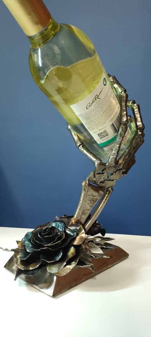 Stojak na wino "ręka kościotrupa"wykonana z metalu