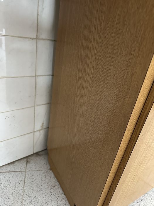 Móvel com prateleiras de arrumação