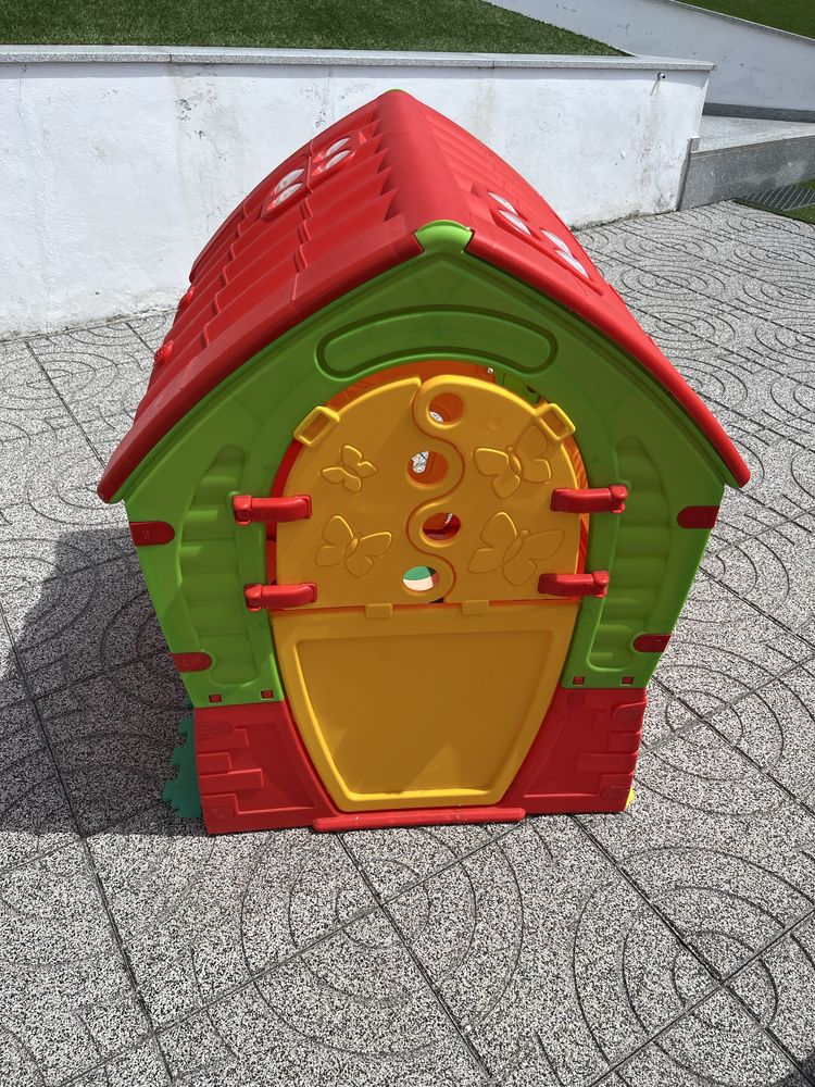 Casinha de brincar de exterior em ótimo estado