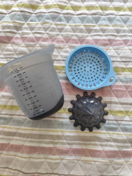 3 em 1 Tupperware, novo nunca usado:. Medidor, espremedor  e raspador