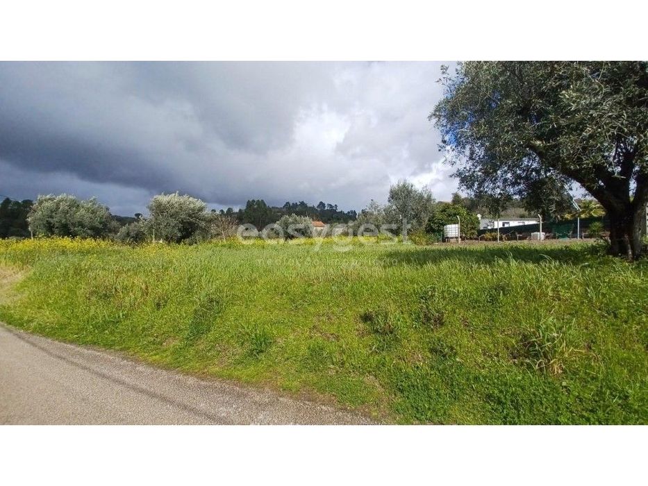 Terreno plano com 840 m2 em zona tranquila a 15 minutos de Tomar