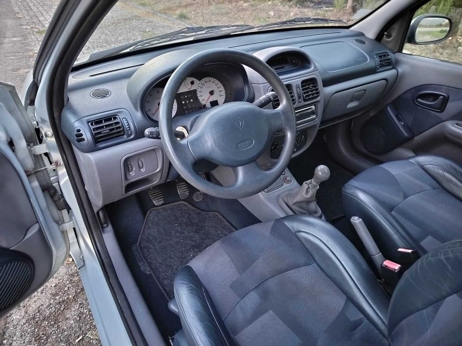 Renault Clio 1.4 16v Sport - 115000 / Reservado kms Reais
