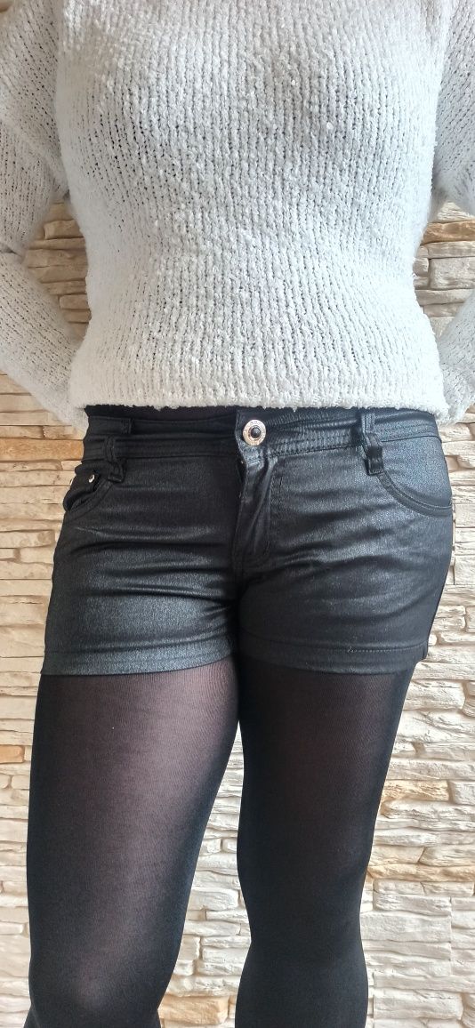 Krótkie spodenki damskie  firmy Goodies jeans czarne lekko połyskujace