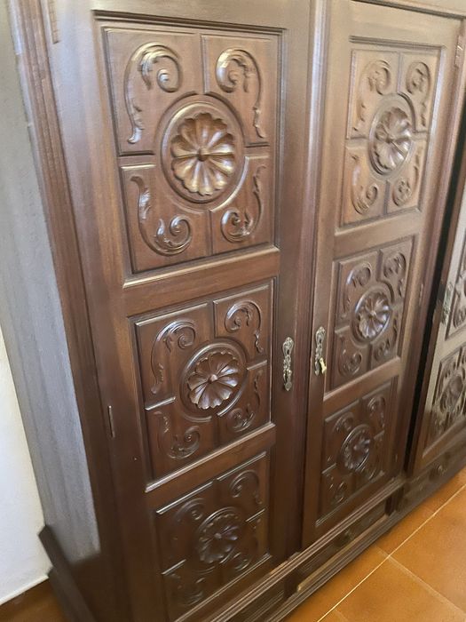 Roupeiro mogno escuro