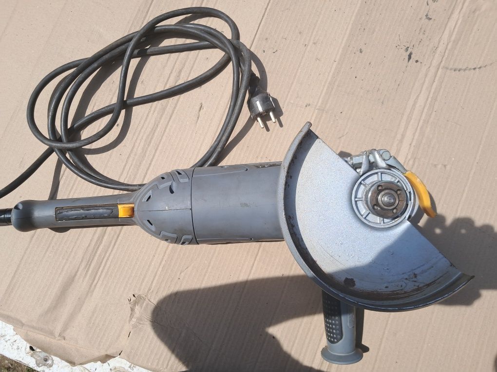 Б/у Titan Electric Angle Grinder 230mm