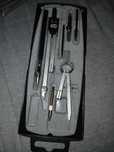 Metalowe cyrkle z teleskopami