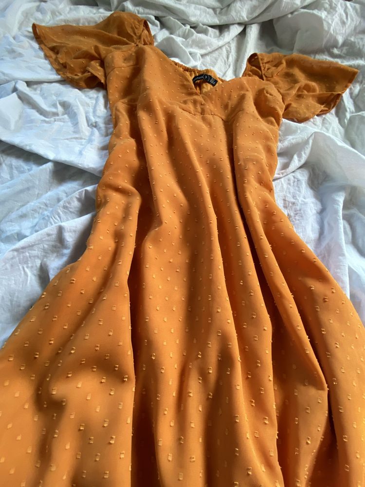 Літня повітряна сукня довжини міді в гірчичному кольорі з вирізом