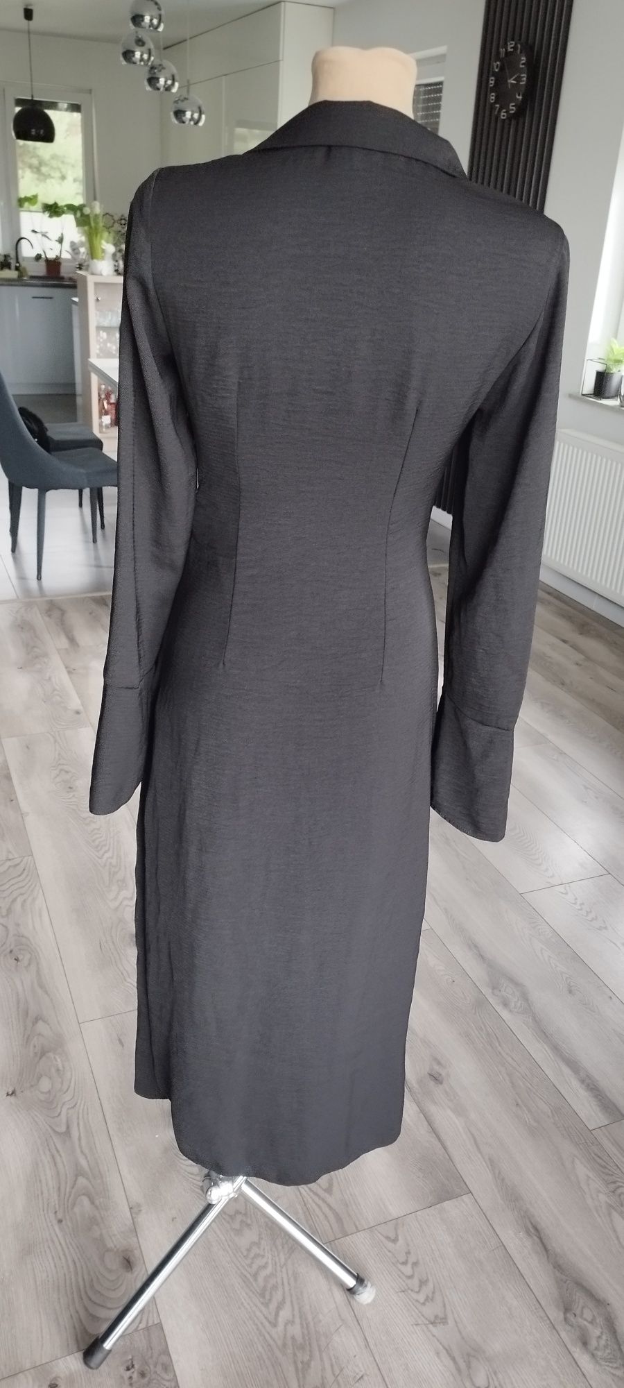 R.34 czarna sukienka ASOS z kołnierzykiem dekolt kopertowy wednesday