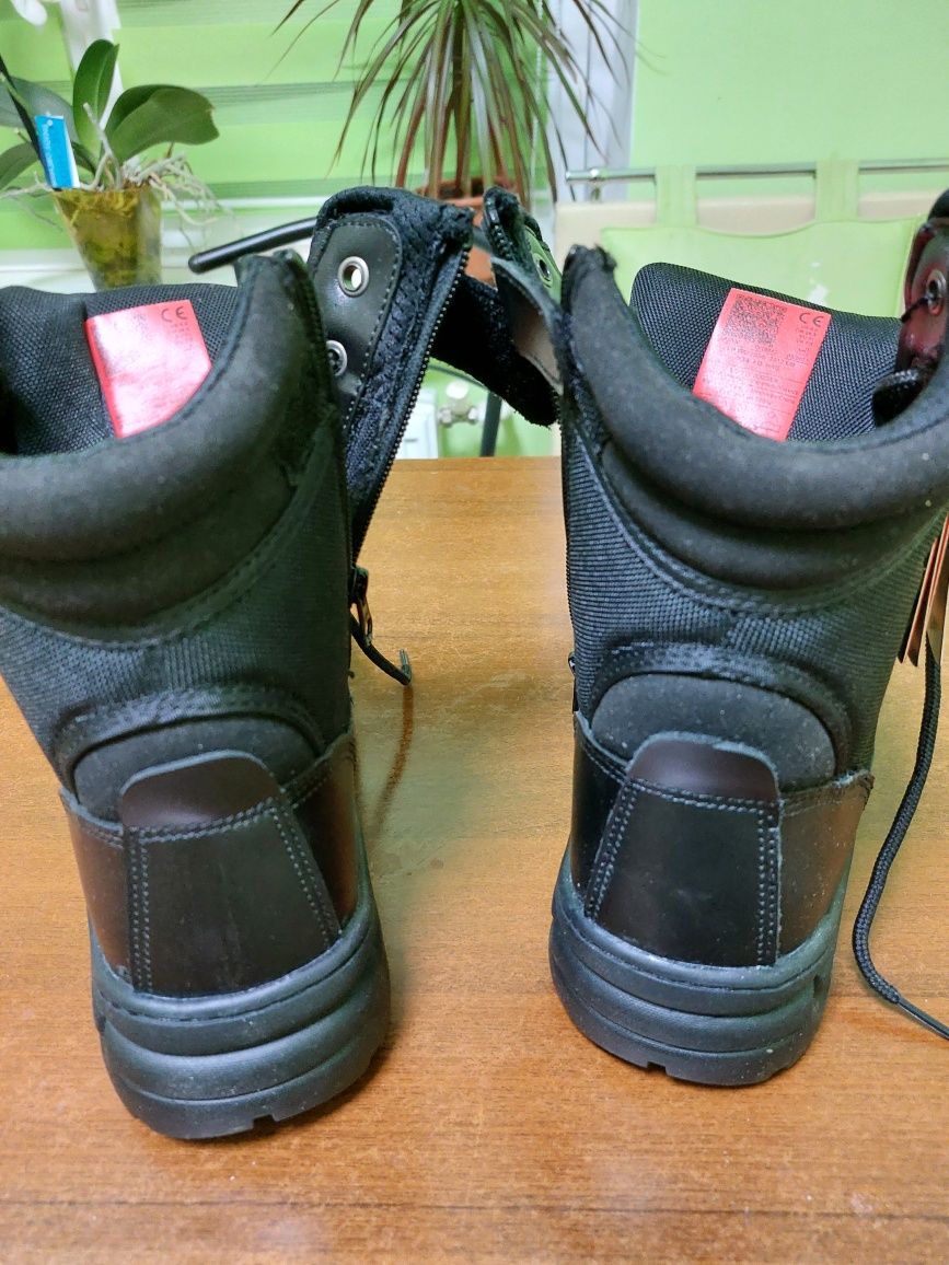 Продам нові берці  "Safety jogger"