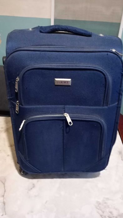 Чемодан тканевый синий на колесах.