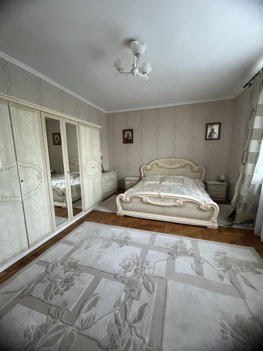 Продається двоповерховий будинок