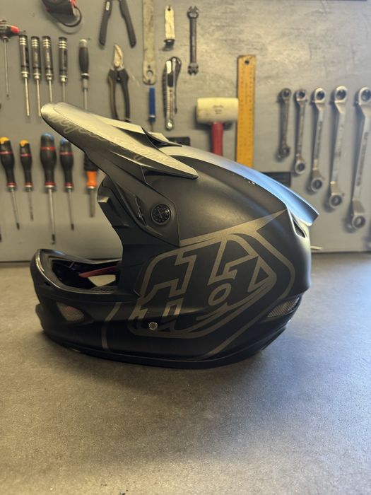 Vendo troy lee d3 como novo