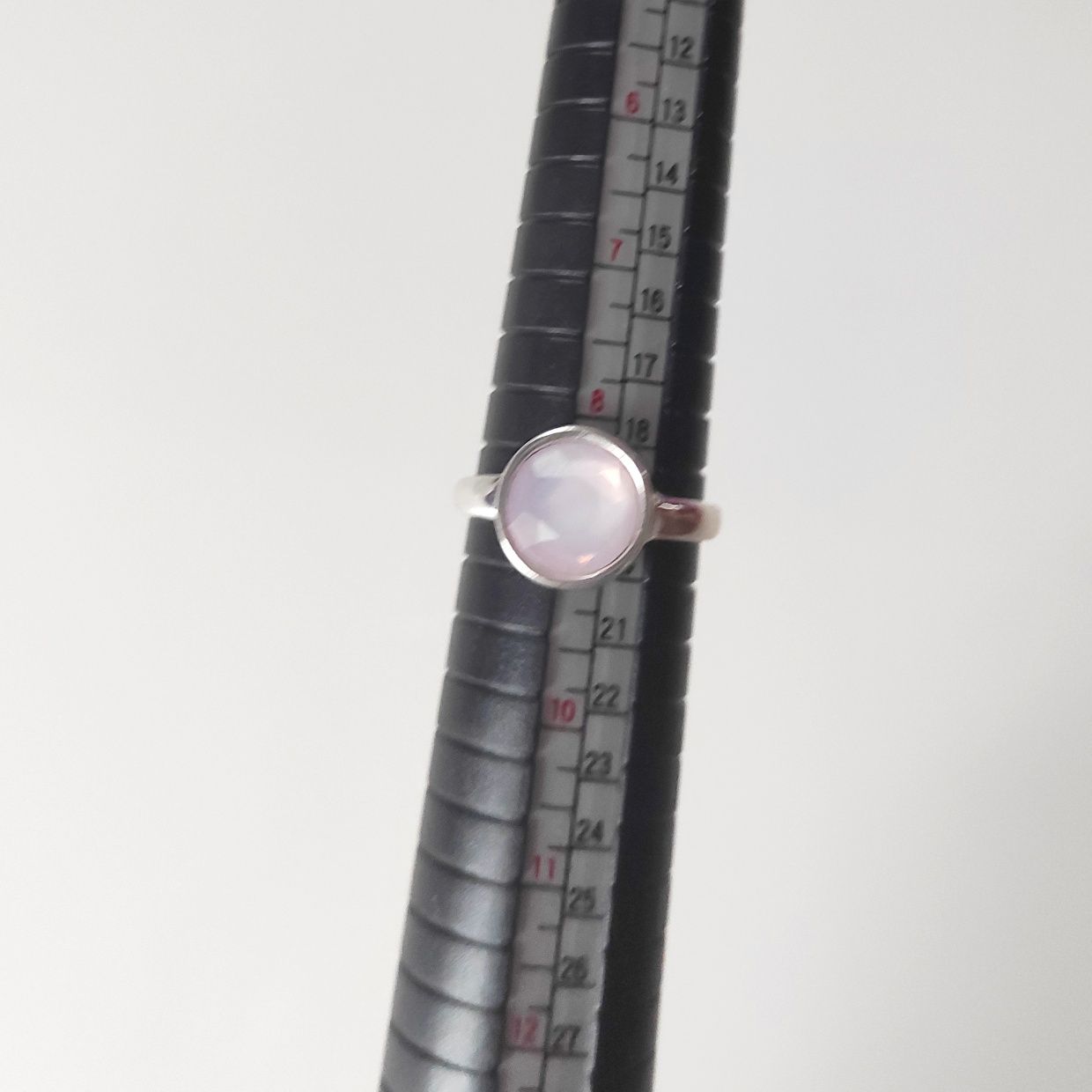 Pierścionek w kolorze srebrnym z jasnym, różowym oczkiem, rozmiar 19