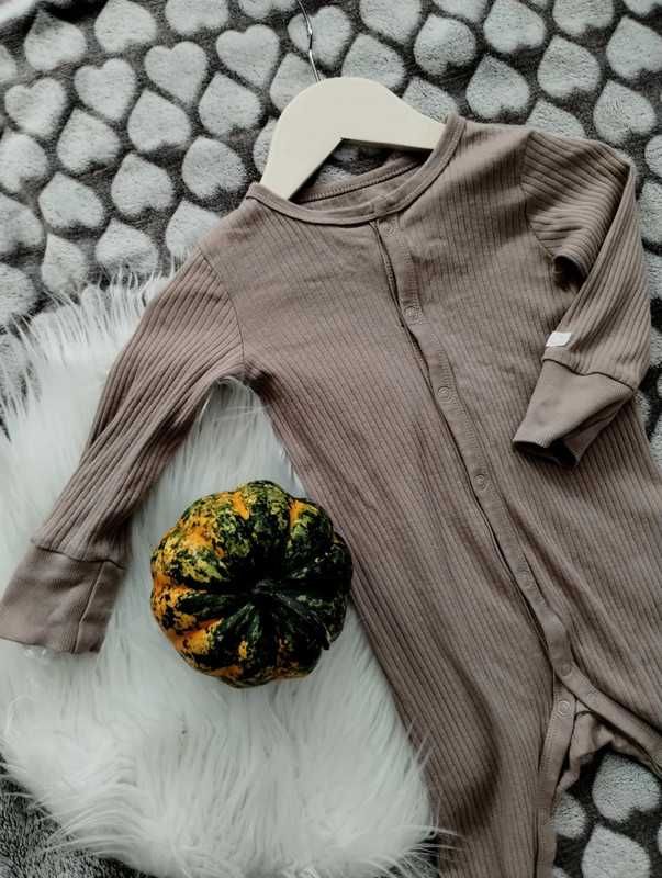 Beżowy kombinezon H&M z regulacją rozmiaru, r. 74 (6-9 msc) rozpinany
